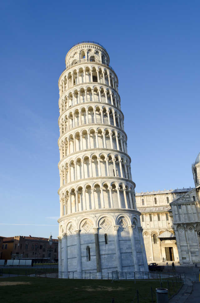 Italia 07 - Pisa - plaza del Milagro - Torre Inclinada.jpg